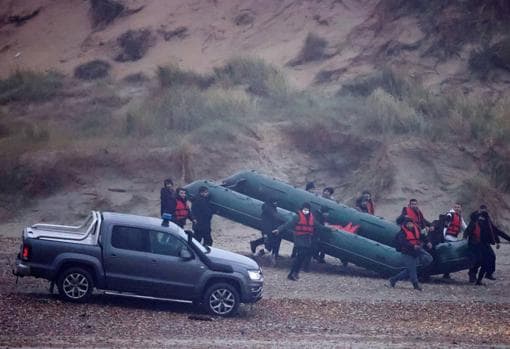 El trabajo contrarreloj de la Policía francesa para evitar más naufragios en el canal de la Mancha