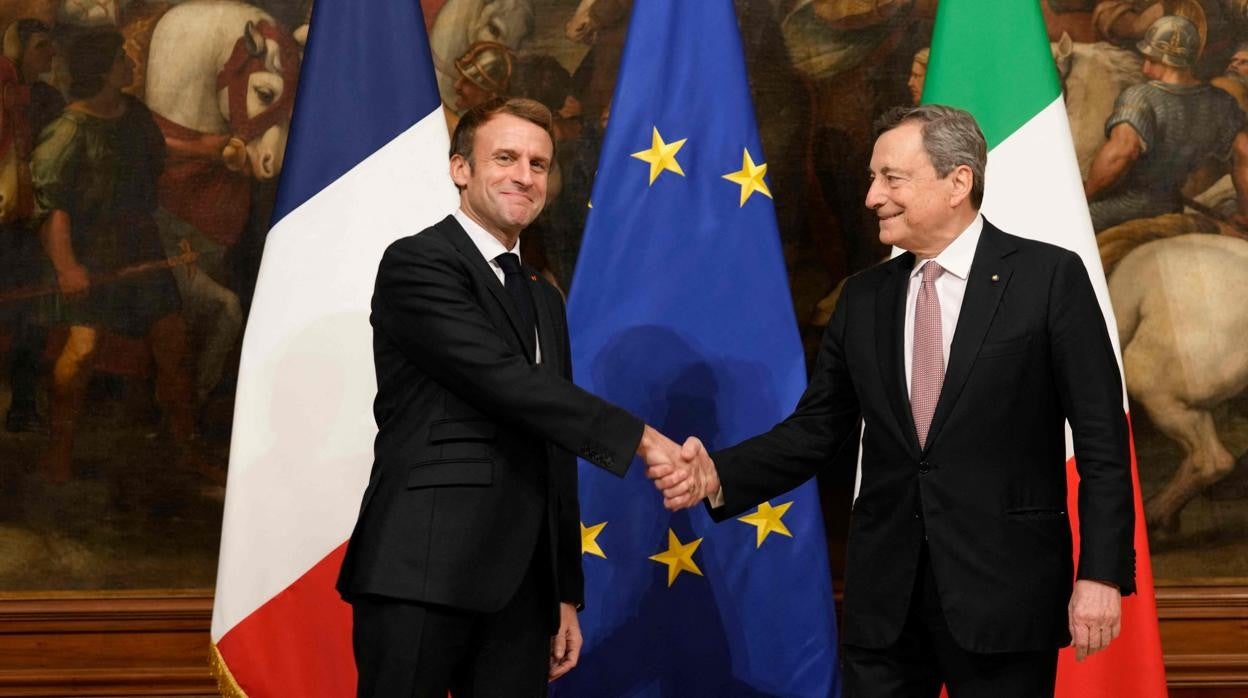 El presidente Macron y el primer ministro Draghi se estrechan la mano este jueves en el Palacio del Quirinal, sede del Gobierno italiano