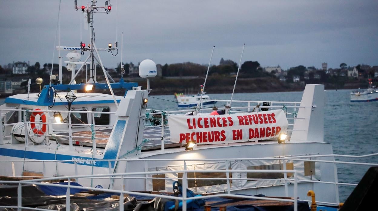 Los pescadores franceses amenazan el tráfico marítimo con el Reino Unido