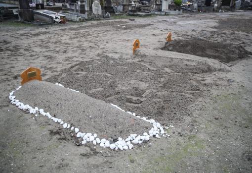 Tumbas en Calais de inmigrantes que trataron de atravesar del Canal