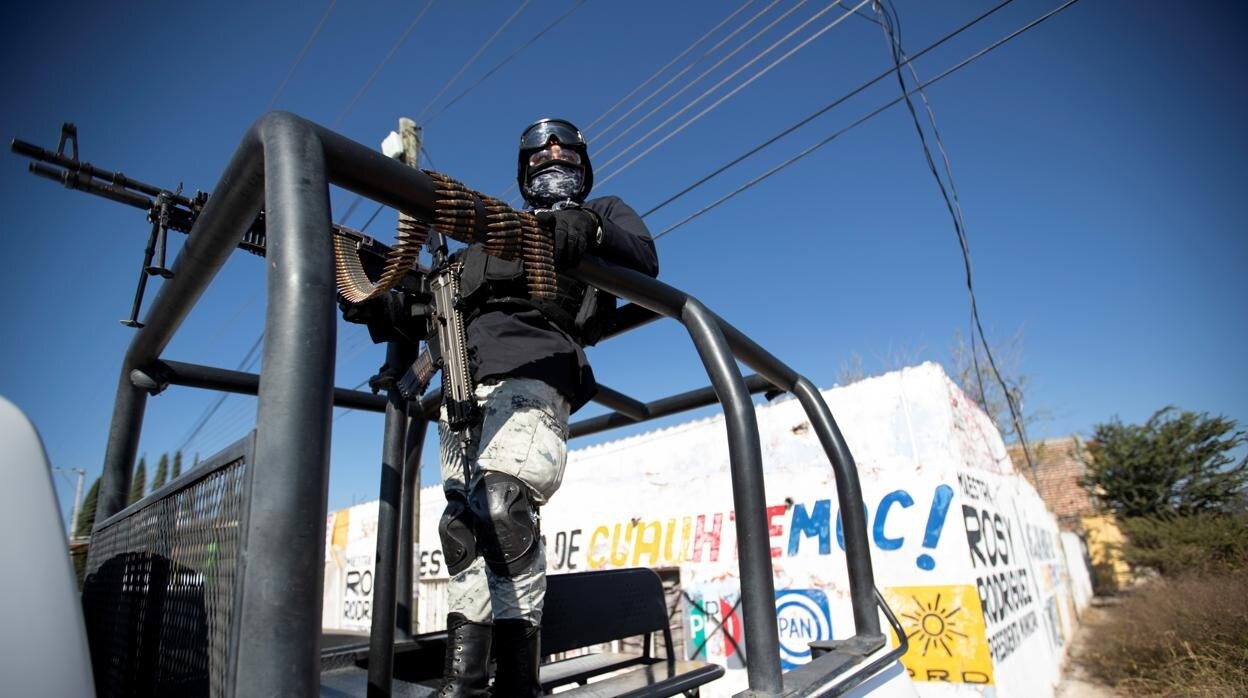 Un miembro de la Guardia Nacional observa el lugar donde encontraron colgadas a una decena de personas en Zacatecas