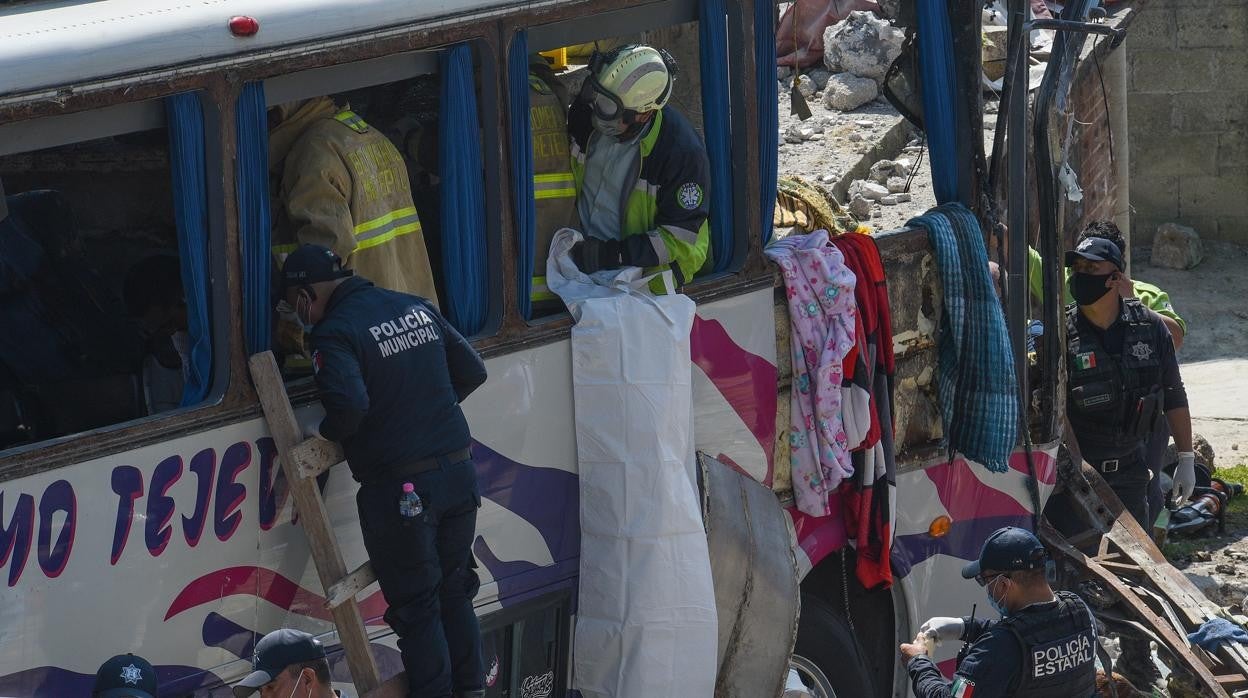 Rescatistas y autoridades trabajan en la zona del accidente en Joquicingo, en México