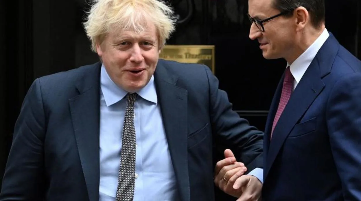 Boris Johnson, este viernes con el primer ministro polaco, Mateusz Morawiecki, en Downing Street