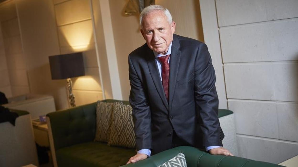 Avi Dichter posa al comienzo de la entrevista con ABC en Madrid