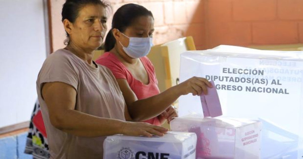 Dos mujeres acuden a un centro de votación para ejercer su derecho al voto durante las elecciones generales de Honduras