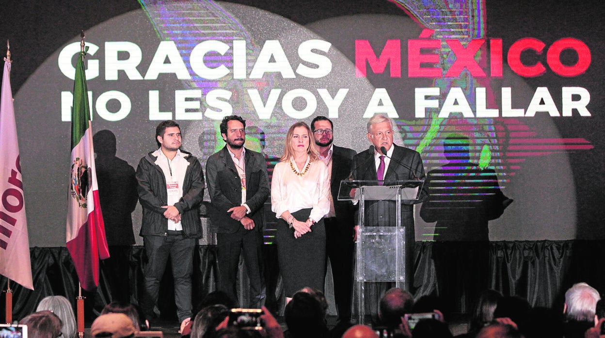 López Obrador, con su esposa y tres de sus hijos tras el triunfo electoral de 2018