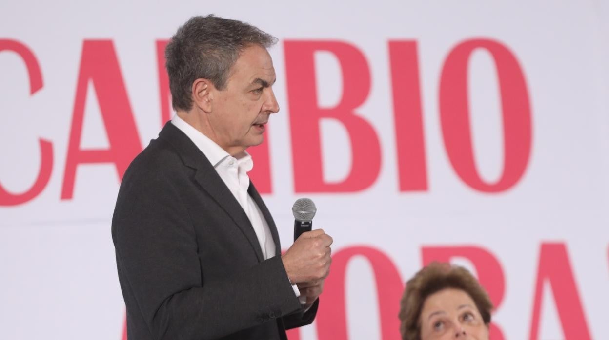 El expresidente de España José Luis Rodríguez Zapatero (i) y la expresidenta de Brasil Dilma Rouseff (d) participan en la inauguración del séptimo encuentro del Grupo de Puebla