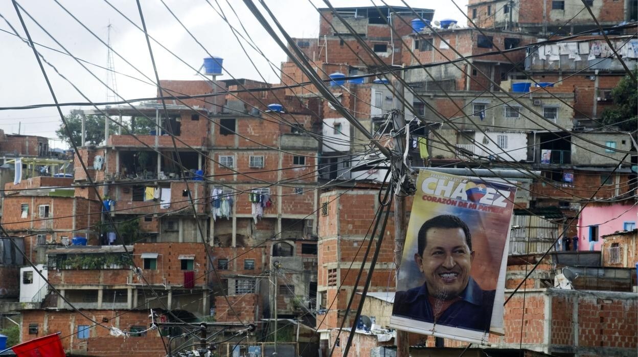 Un póster de Chávez, en uno de los barrios de Caracas