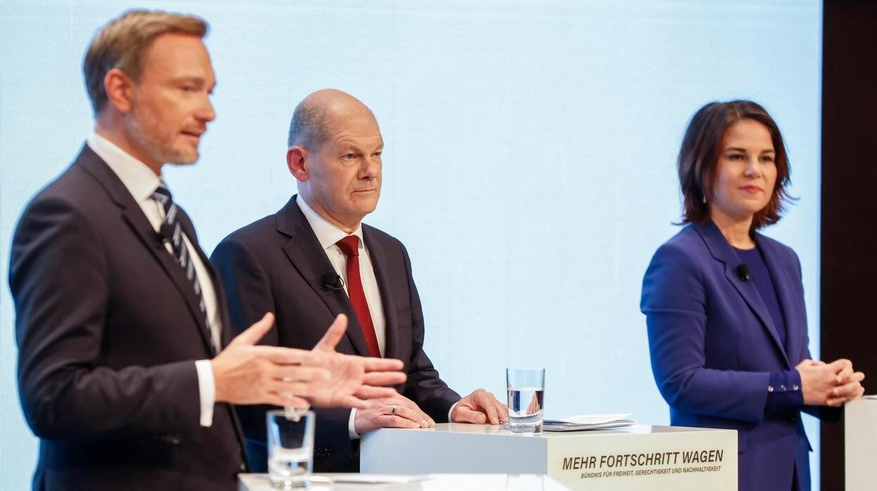 Los líders del nuevo gobierno alemán: el liberal Lindner (izquierda), el canciller Scholz (centro) y a la derecha la ecologista Baerbock