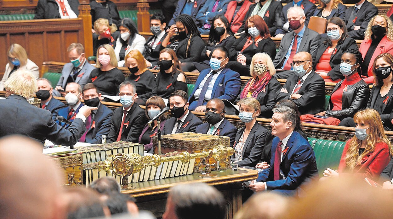 El ‘premier’ Johnson señala con el índice a los parlamentarios de la oposición en una intervención en los Comunes el pasado miércoles