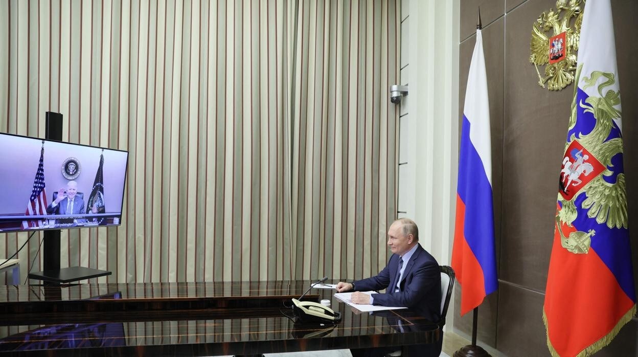 El presidente Putin sigue este martes la videoconferencia con Biden desde su casa en Sochi
