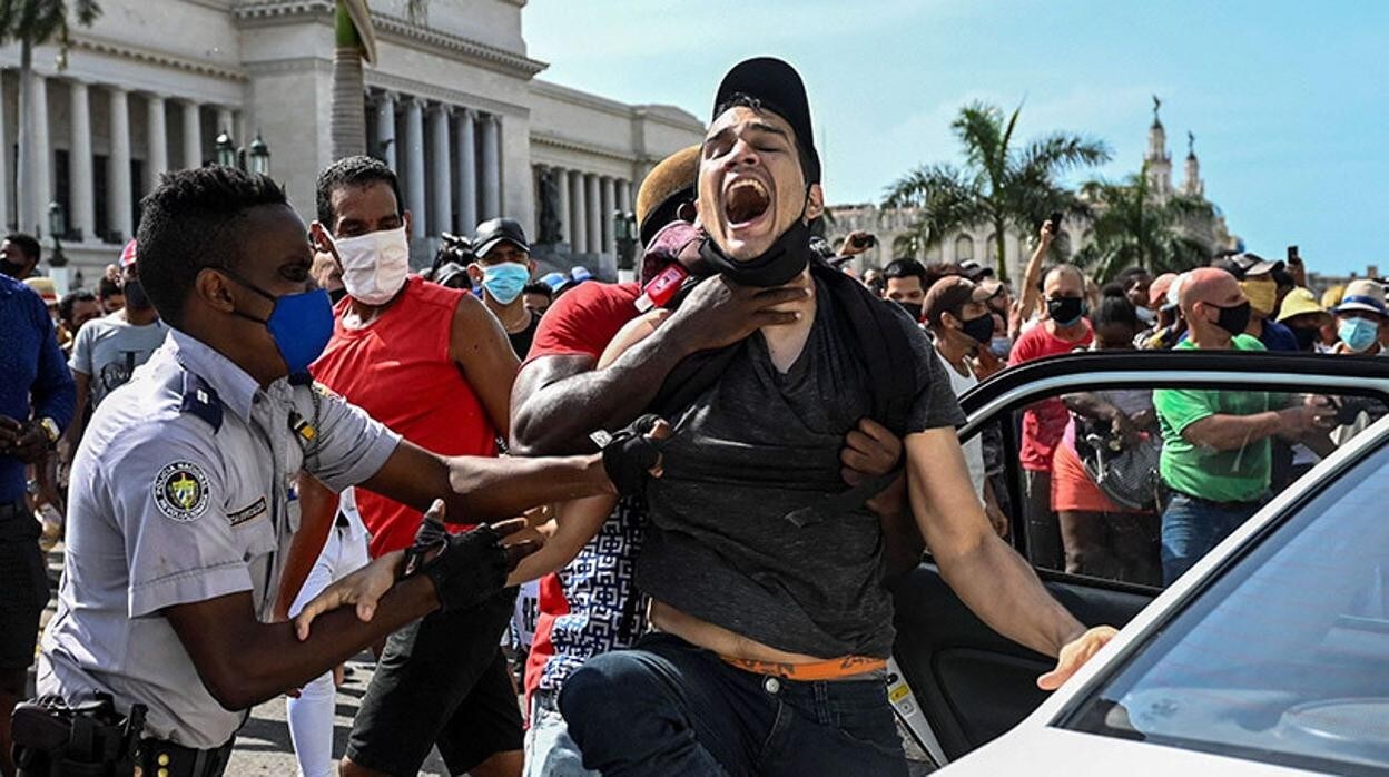 Un joven es detenido el 11 de julio durante las protestas en La Habana