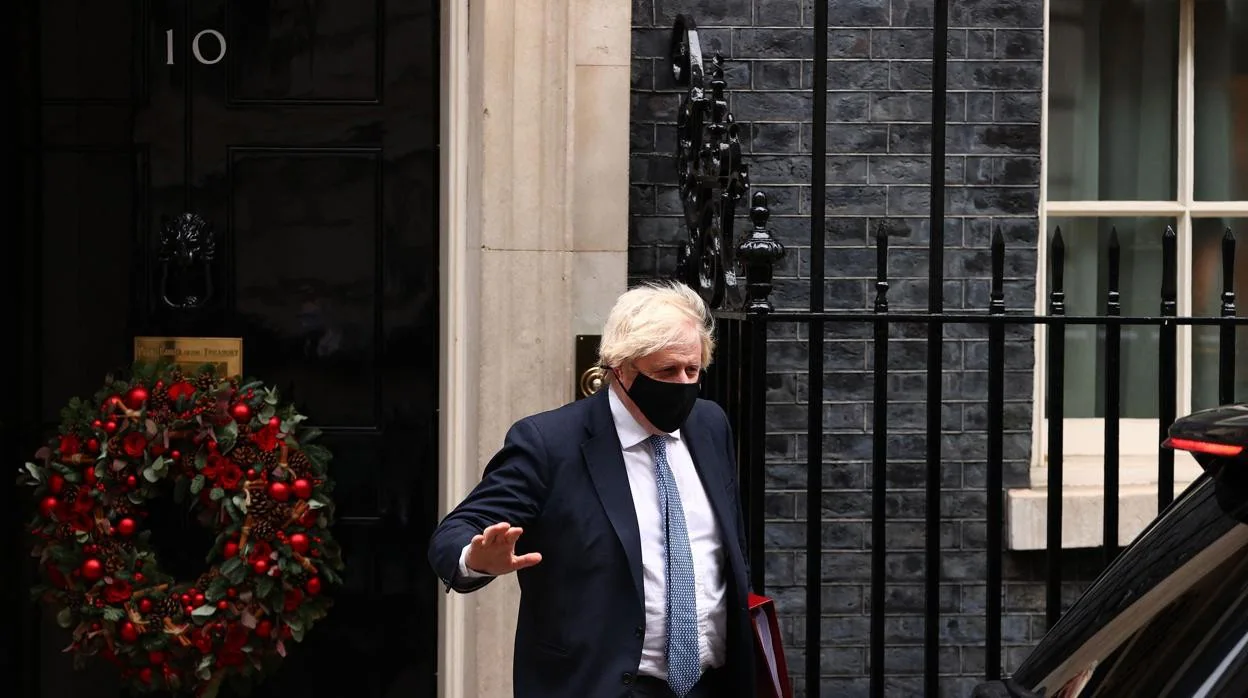 Boris Johnson sale de Downing Street para asistir a la sesión de control en la Cámara de los Comune