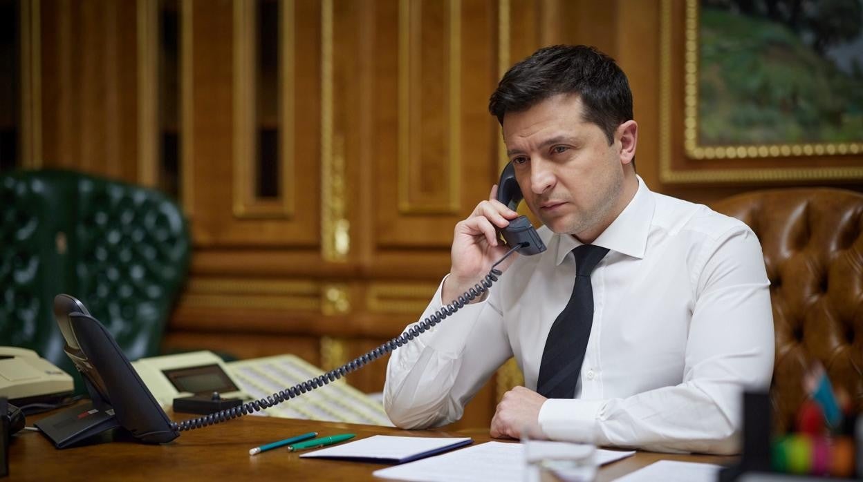 El presidente de Ucrania, Volodymyr Zelenskiy , habla por teléfono con el presidente de Estados Unidos, Joe Biden