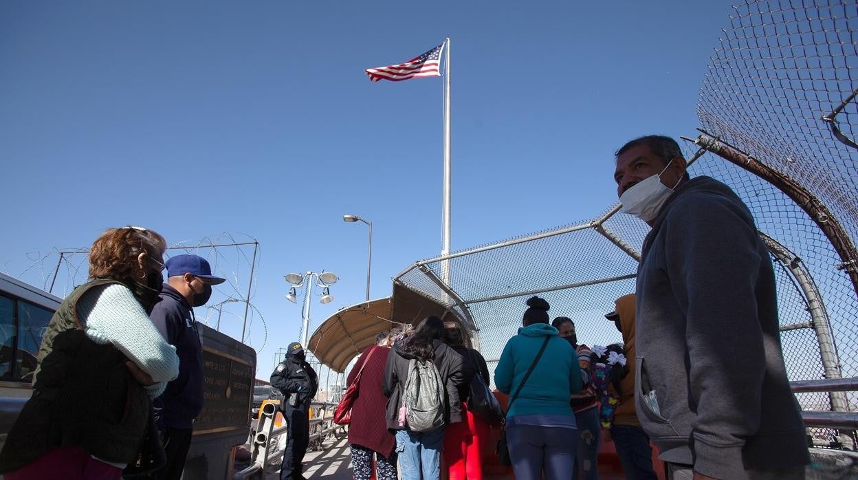 Migrantes en la frontera de México con EE.UU.