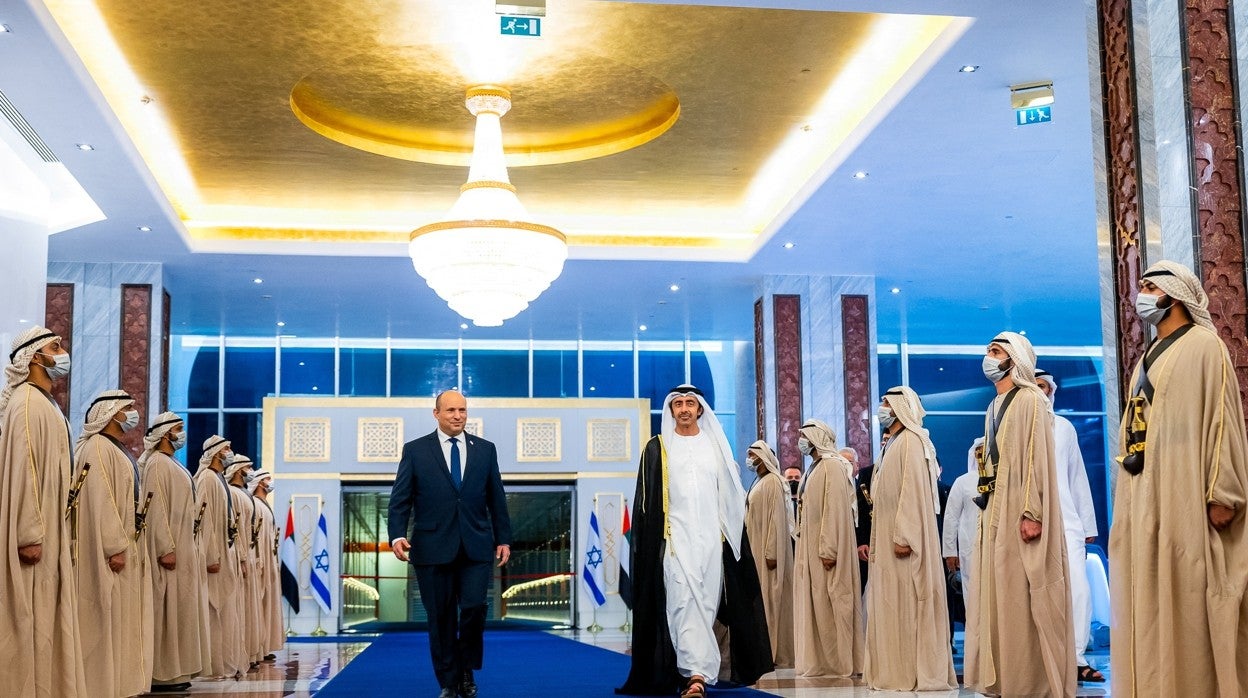 El ministro de Relaciones Exteriores de los Emiratos Árabes Unidos, el jeque Abdullah bin Zayed Al Nahyan, da la bienvenida al primer ministro israelí, Naftali Bennett, a su llegada a Abu Dhabi.