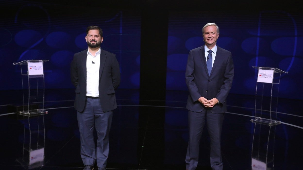 A la izquierda, Gabriel Boric; a la derecha, José Antonio Kast, durante el debate televisivo