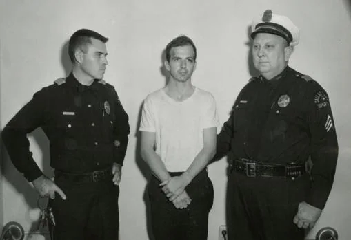 Lee Harvey Oswald, detenido por la Policía de Dallas
