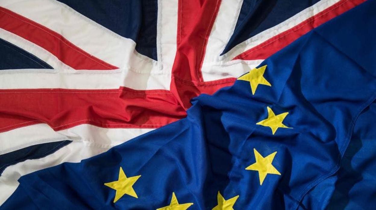 Montaje con las banderas británica y de la Unión Europea