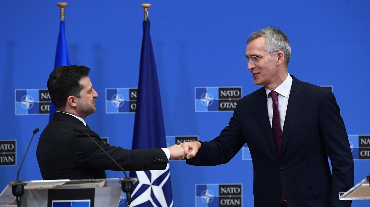 El presidente de Ucrania Volodimir Zelenski saluda al secretario general de la OTAN, Jens Stoltenberg