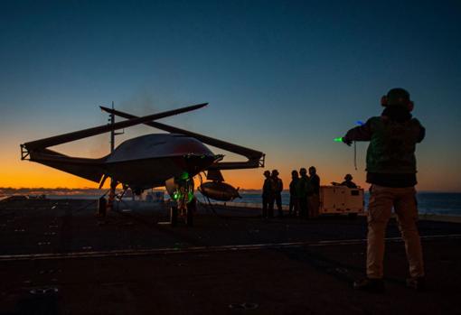 Maniobras del drone MQ-25 de Boeing, en la cubierta del portaaviones