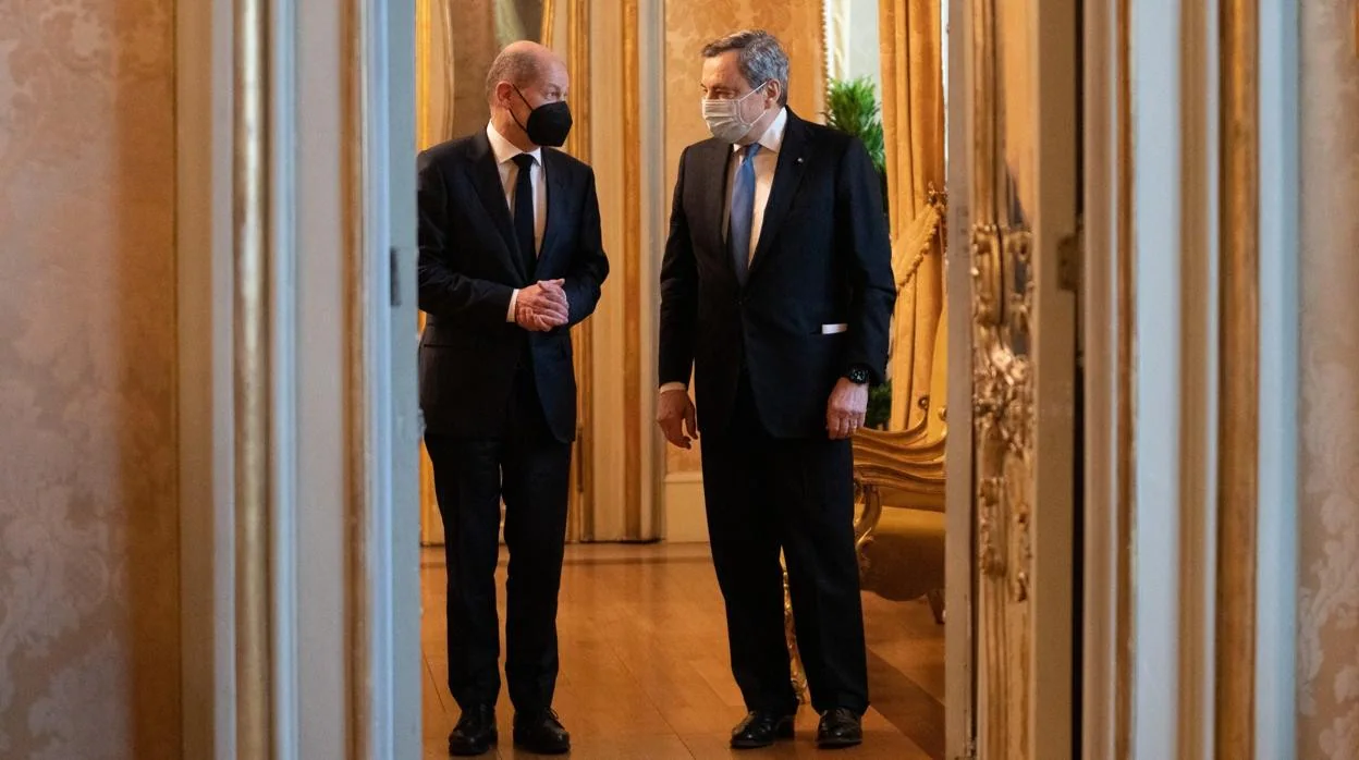 El canciller alemán, Olaf Scholz, y el primer ministro italiano, Mario Draghi, ayer en el Palacio Chigi