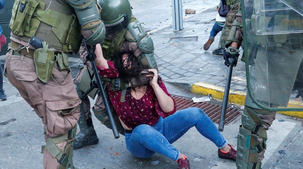 Una mujer es detenida durante las protesta en Chile