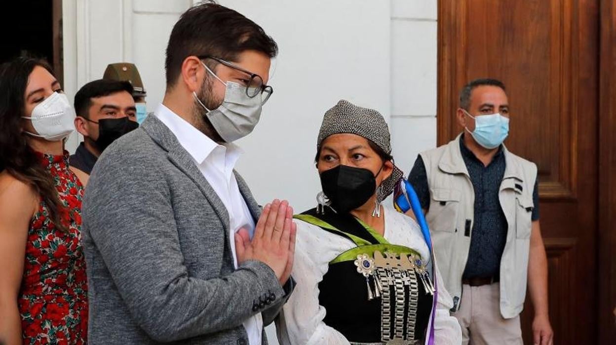 El presidente electo de Chile, Gabriel Boric, con la presidenta de la Convención Constituyente, Elisa Loncón