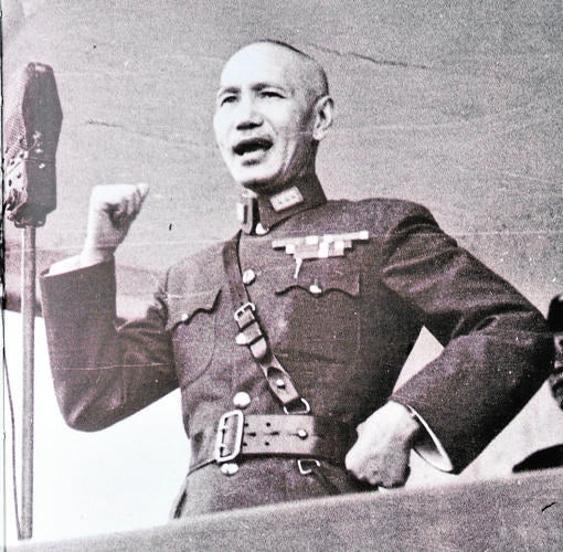 Chiang Kai-shek tuvo que huir a Taiwán después de ser derrotado, donde implantó una dura dictadura que contó con el respaldo de Estados Unidos. Su esposa fue May-ling, que vivió muchos años en Nueva York y reunió apoyos para su marido