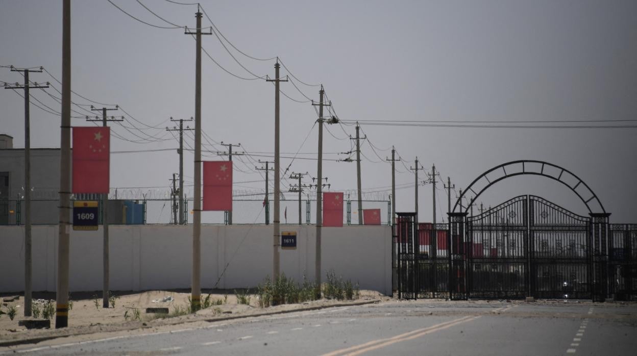 Banderas chinas en una carretera que conduce a una instalación que se cree que es un campo de reeducación