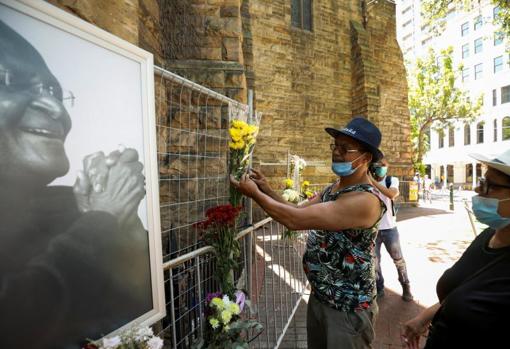 Ciudadanos rinden tributo a Tutu ante la catedral de San Jorge en Ciudad del Cabo