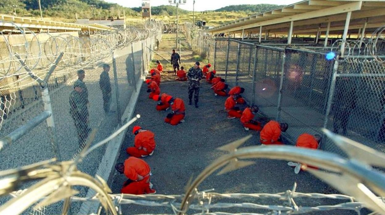 Soldados de EE.UU. vigilan a prisioneros de Guantánamo en una imagen de 2002