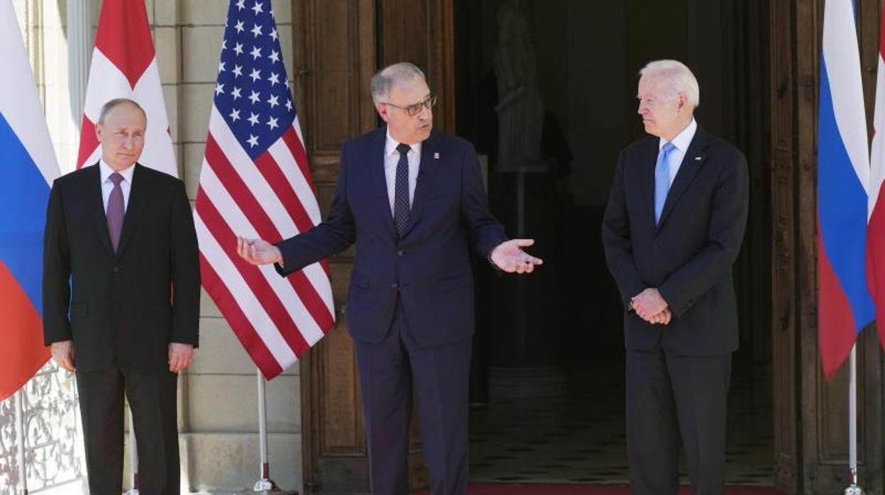 Vladimir Putin y Joe Biden junto al presidente de Suiza Guy Parmelin en un encuentro durante el verano