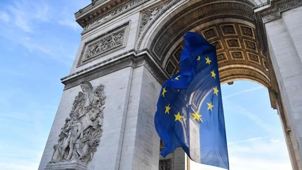 Macron provoca una reacción nacionalista por colgar la bandera de la UE en el Arco del Triunfo