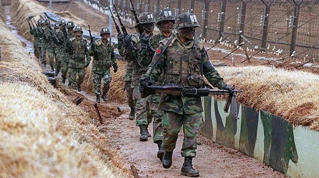 Soldados surcoreanos partrullan en el lado sur de la Zona Desmilitarizada en una imagen de archivo