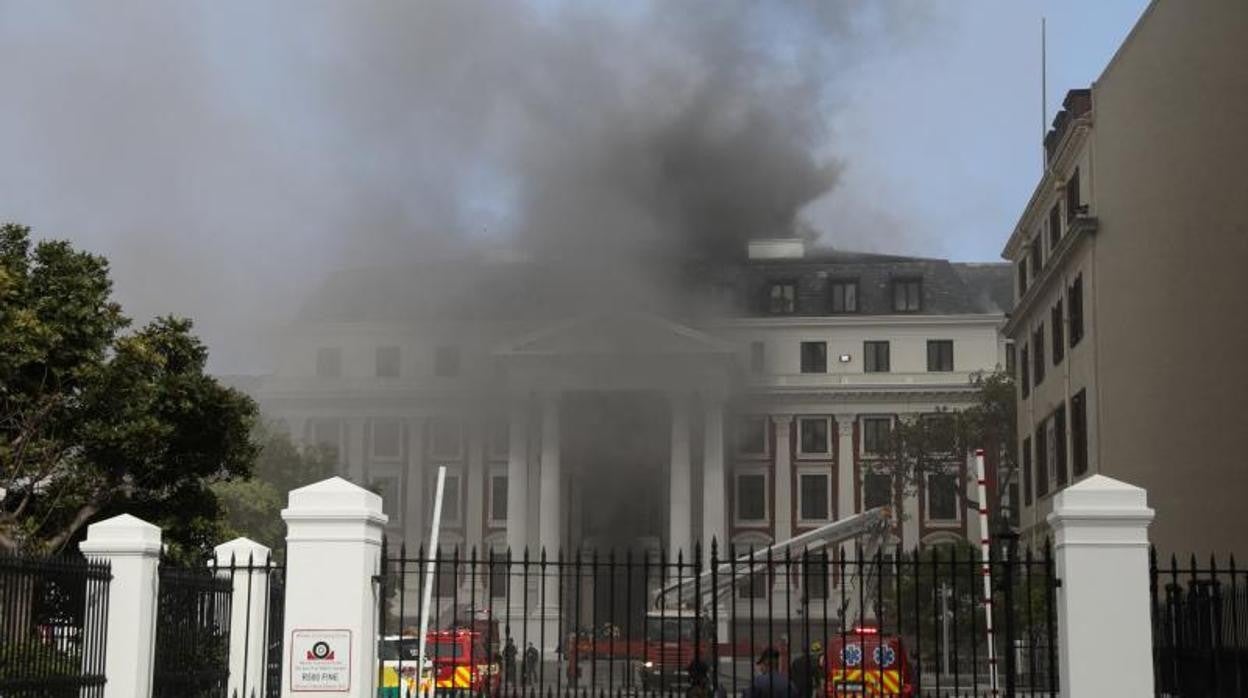 Un incendio alcanza el edificio del Parlamento de Sudáfrica en Ciudad del Cabo