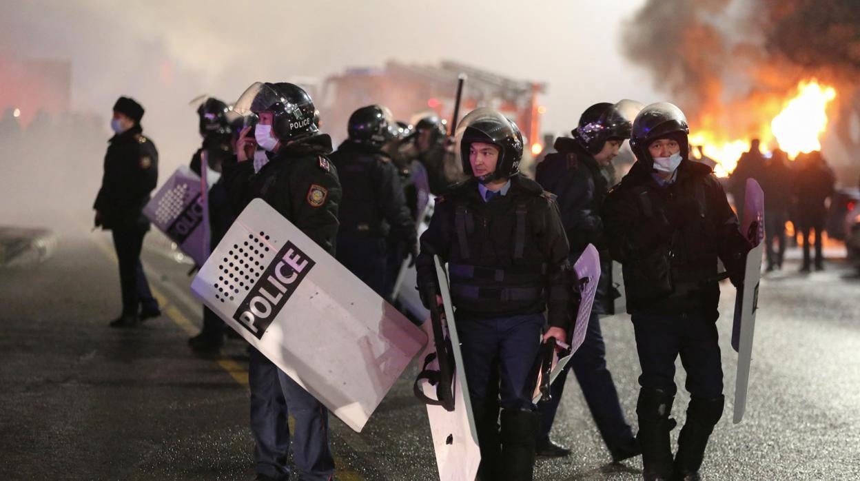 La policía kazajo controla una protesta contra el aumento del costo del gas licuado en Amaty