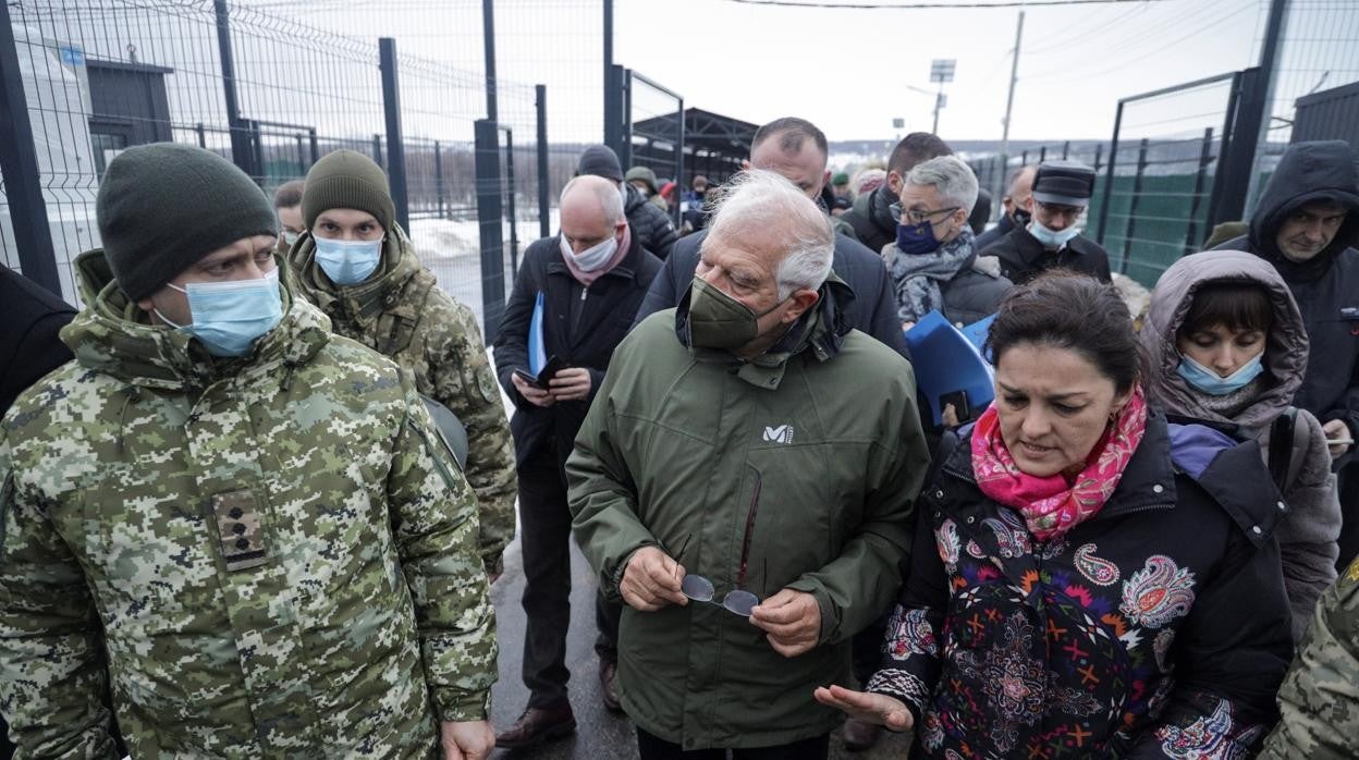 El Alto representante, Josep Borrell, habla con un soldado ucraniano