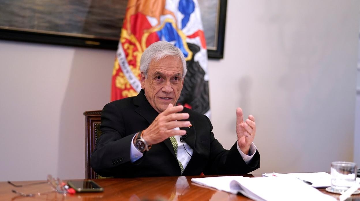 El presidente de Chile, Sebastián Piñera, mientras participa en una reunión con los corresponsales extranjeros