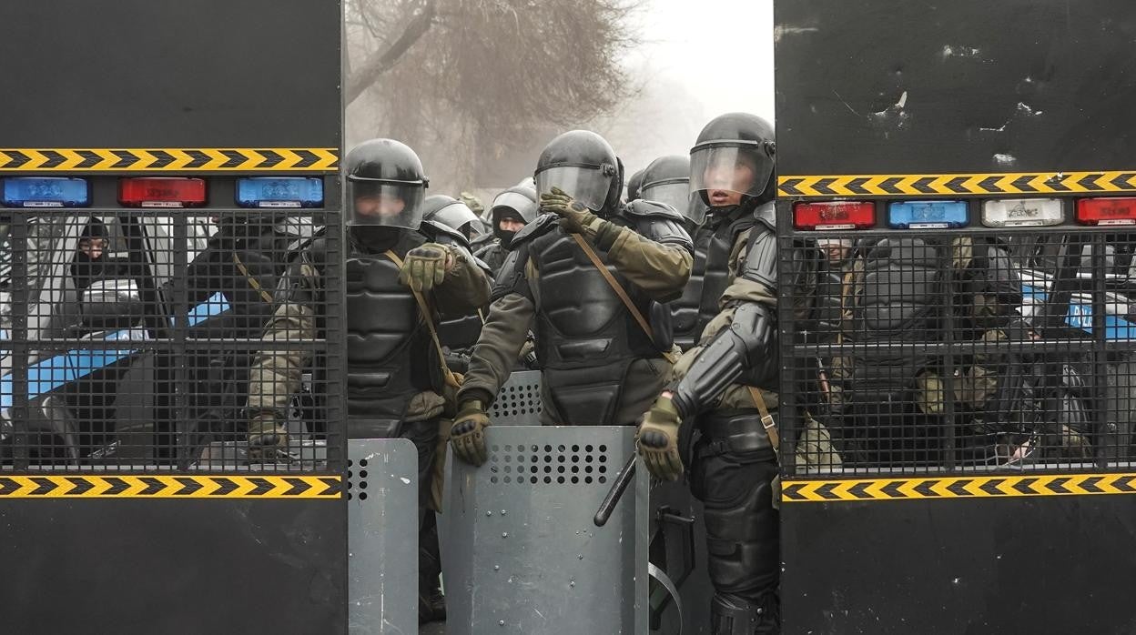 Policías antidisturbios vigilan una calle durante las manifestaciones por la subida de los precios de la energía en Almaty, Kazajistán