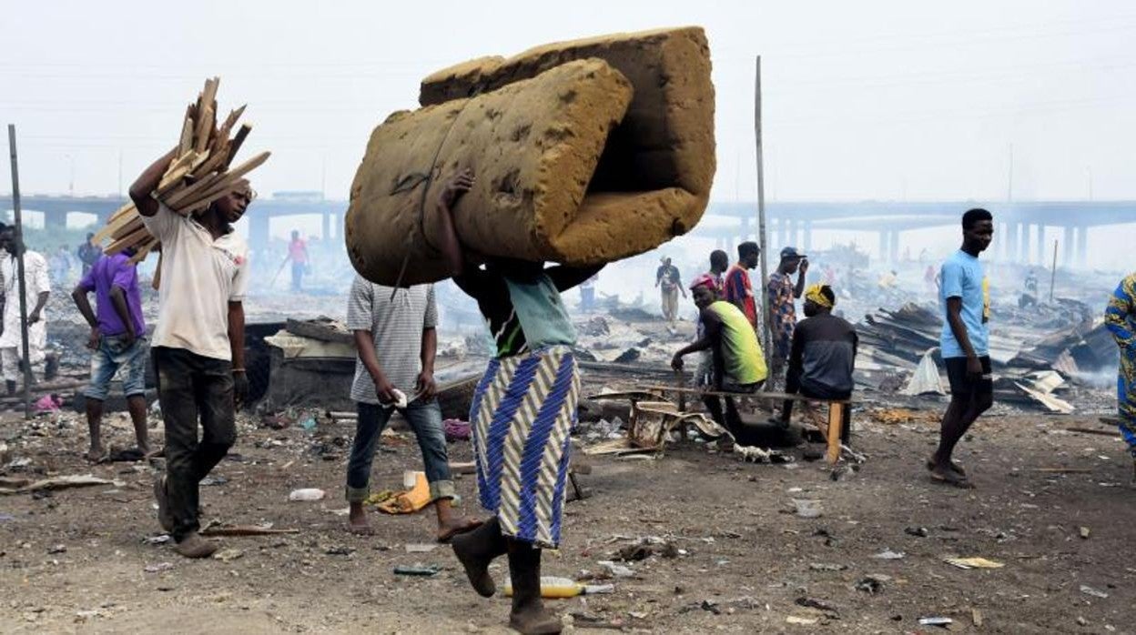 Trabajadores y vecinos tratan de recuperar enseres de un incendio esta semana en la ciudad nigeriana de Lagos