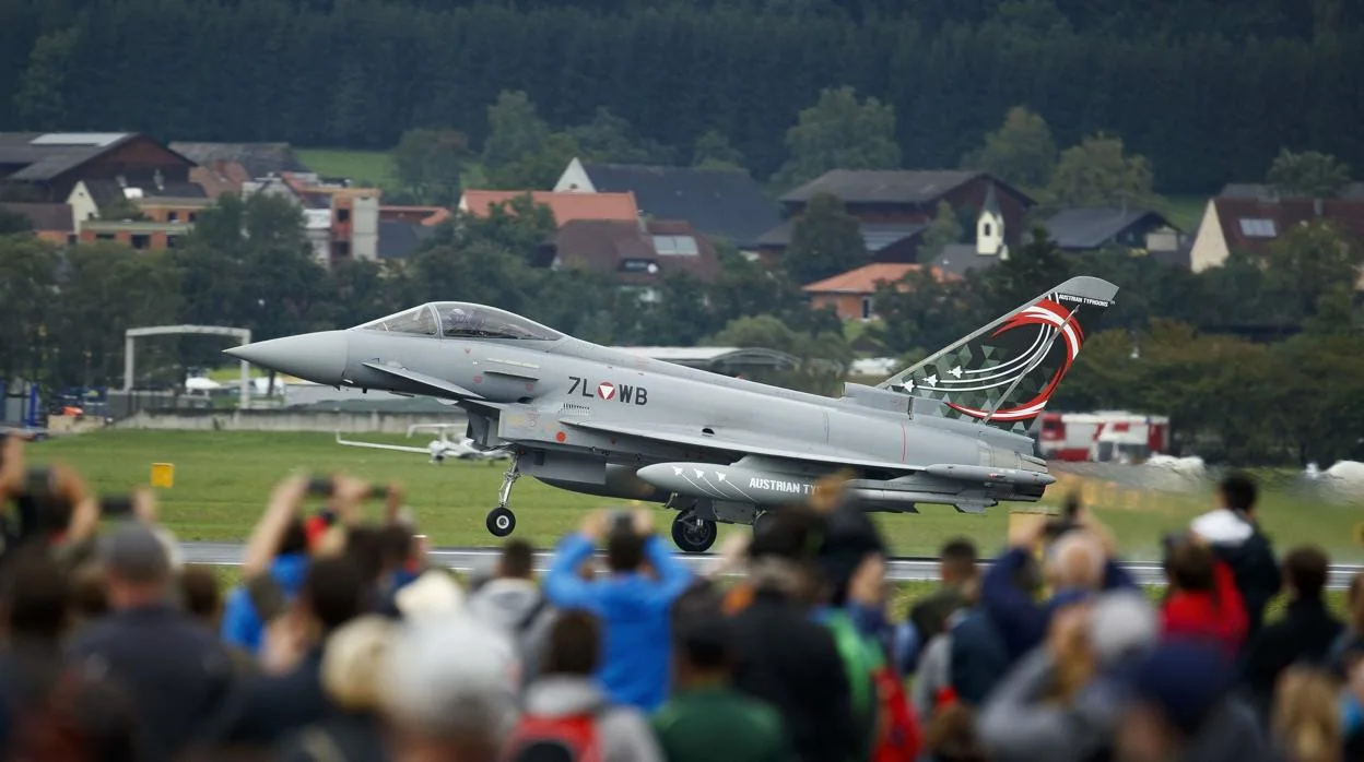 Un Eurofighter Typhoon de la Fuerza Aérea Austriaca durante una exhibición cerca de Graz en 2019