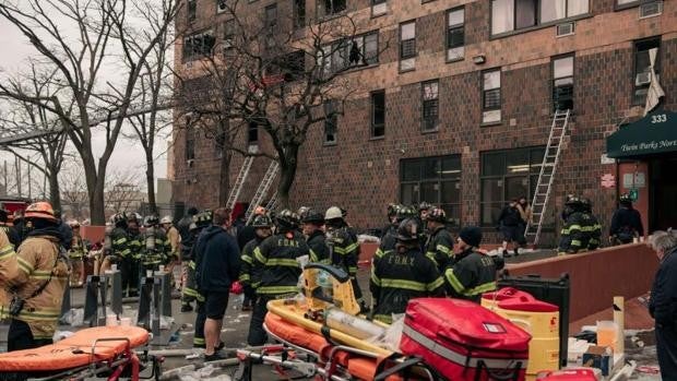 Al menos 19 muertos, incluidos 9 niños, en el incendio de un edificio de viviendas en el Bronx de Nueva York