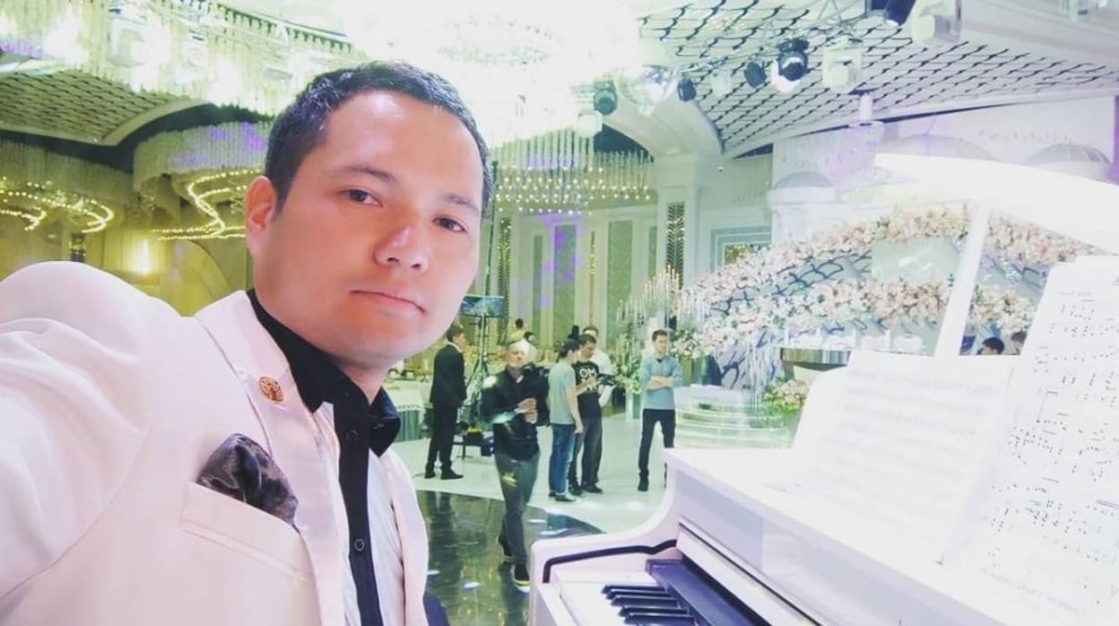 El músico kirguís, Vikram Ruzajúnov, se toma un selfie frente a un piano