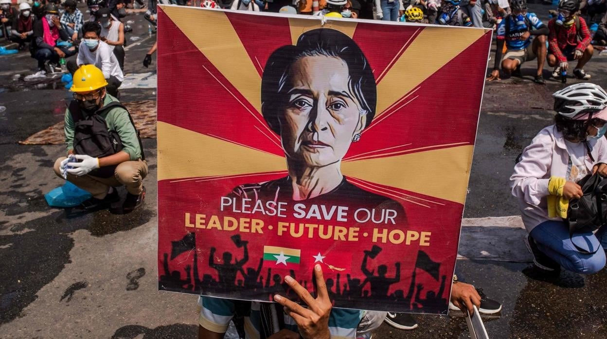 Un manifestante sostiene un cartel con Aung San Suu Kyi mientras participa en una manifestación contra el golpe militar en Yangon