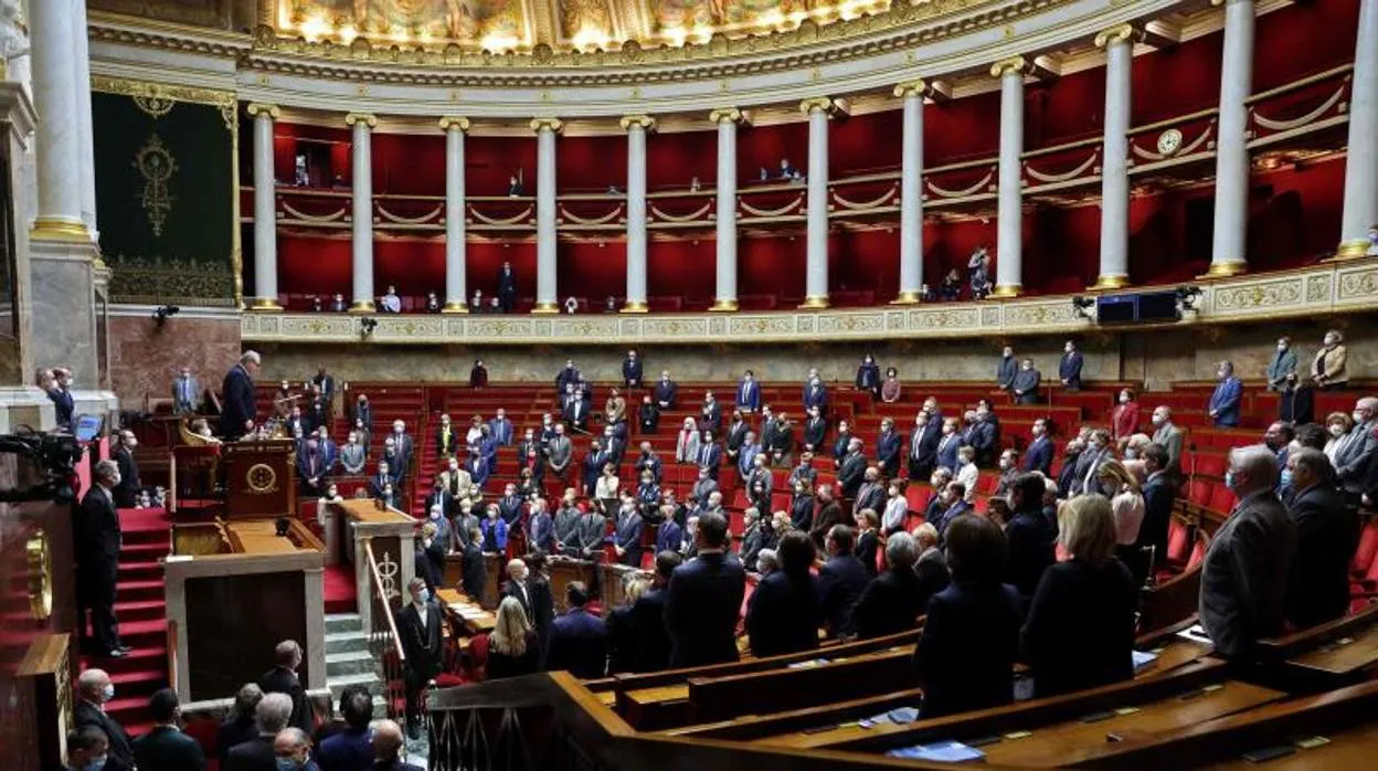 La Asamblea Nacional de Francia, este martes en la sesión de control al Gobierno durante un minuto de silencio por el fallecimiento del parlamentario José Evrard