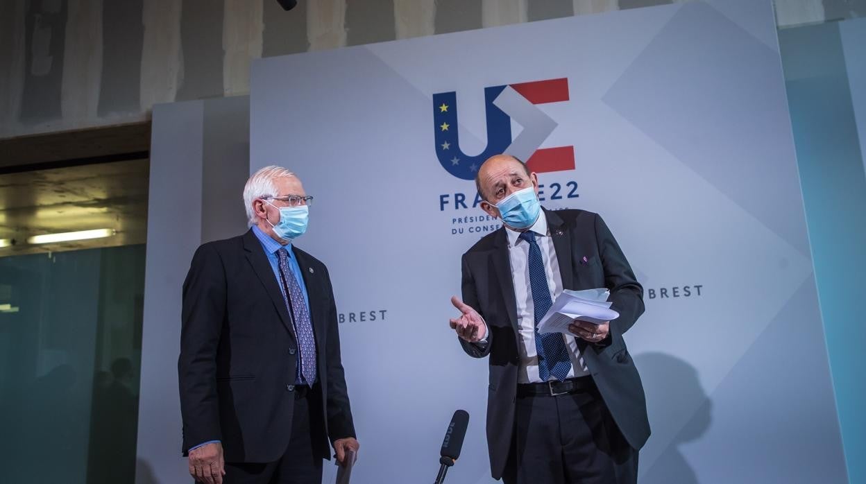 El Alto Representante, Josep Borrell, y el titular de Exteriores francés, Le Drian, ayer en Brest