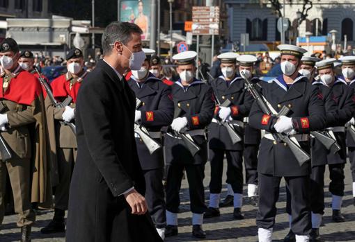 El presidente Pedro Sánchez, antes de entrar a la basílica para asistir al funeral este viernes