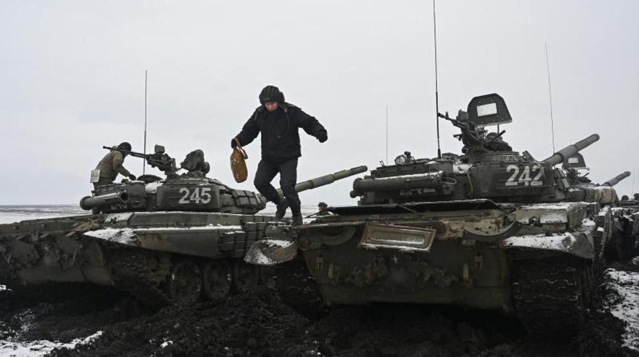 Un soldado ruso salta de un T-72B3 durante unos ejercicios en la región meridional de Rostov