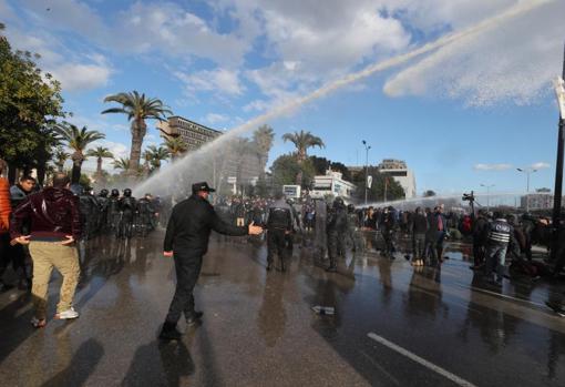 Las fuerzas de seguridad tratan de reprimir las protestas con cañones de agua